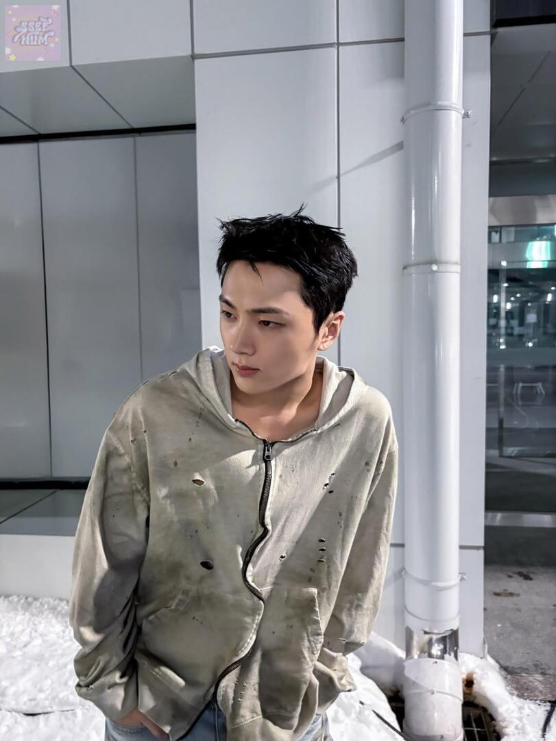 Starting from scratch here and i’m looking for long-term friends. I put my interest Enhypen, CAS, Chase Atlantic, the 1975, arctic monkeys, the neighbourhood and more. I’m on my legal age. If you wanna be friends, reply with anything and I'll get back to you soon! -rl.