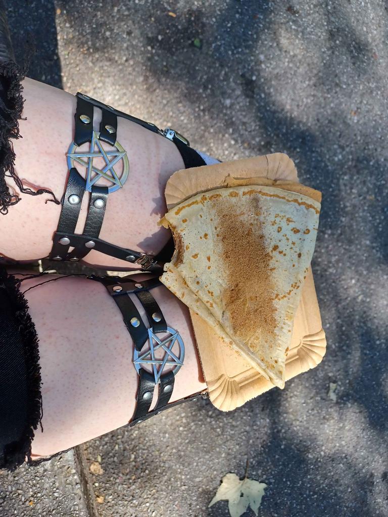 Nicco3005's tweet photo. Yummie crepe in da zoo >w< https://t.co/hzSfJnHMIb