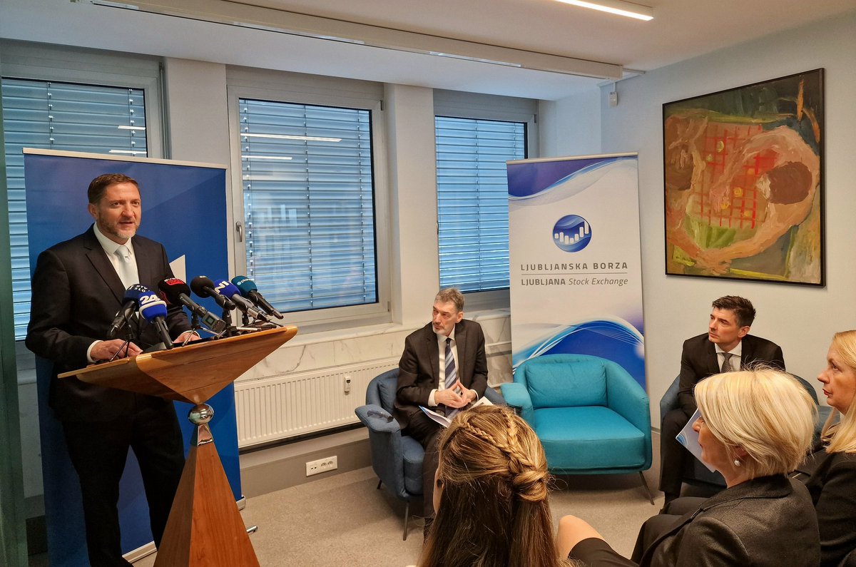 mfinance_gov_si's tweet photo. Minister Boštjančič je pospremil začetek kotacije delnic Vzajemne @Varuhzdravja na Ljubljanski borzi 🔔

💬 "Gre za pomemben mejnik za Vzajemno in razvoj slovenskega kapitalskega trga," je poudaril minister.

Delnice Vzajemne bo možno prenesti na individualne naložbene račune ✔️ https://t.co/3OimArHW5F