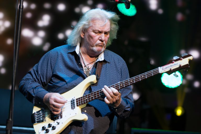 Chris Squire 🎶🎸
On the day of his birth, we remember Chris Squire — the bass that didn’t just support… it led.
With his Rickenbacker roaring at the front of Yes, he made the bass a true force in progressive rock.
His sound still sets the pulse. 🎸