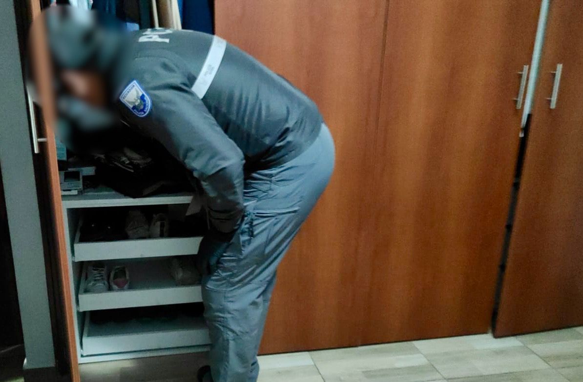 radio_pichincha's tweet image. 🛑#Atención | #Fiscalía lideró un allanamiento en #Pomasqui, al norte de #Quito, dentro de la instrucción fiscal abierta por presunta difusión de información de circulación restringida, relacionado con la filtración de información desde altos mandos policiales. Como indicios se