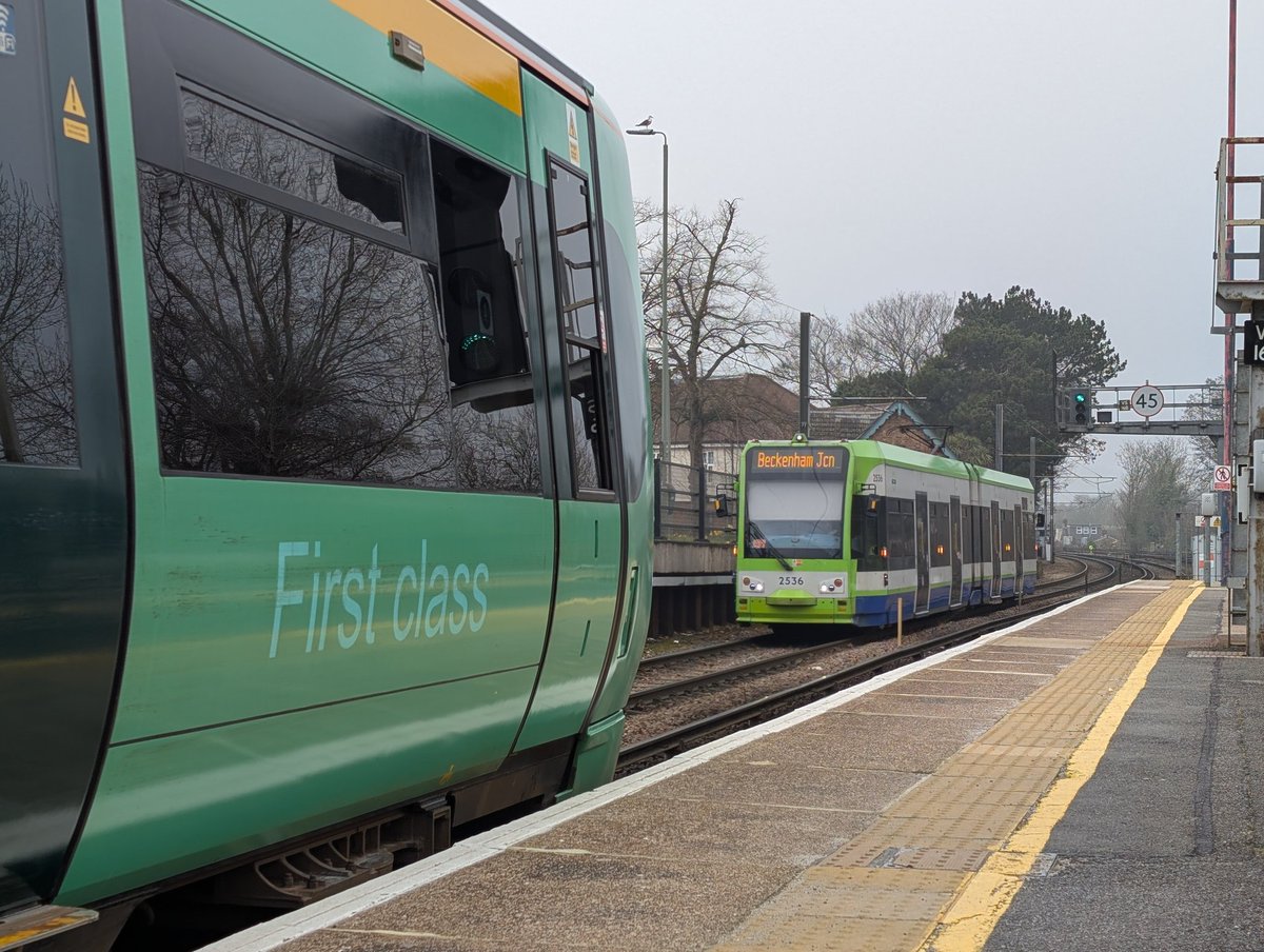 DownOnTheStour's tweet photo. Crystal Palace to Beckenham Junction ✅
After my distressing time being abandoned at Crystal Palace I've finally ticked off this route which parallels the Tramlink 🙌🤣
#DOTS #trainphotography #railwayphotography #networker #tramlink #crystalpalace https://t.co/nBSHqM6ipG