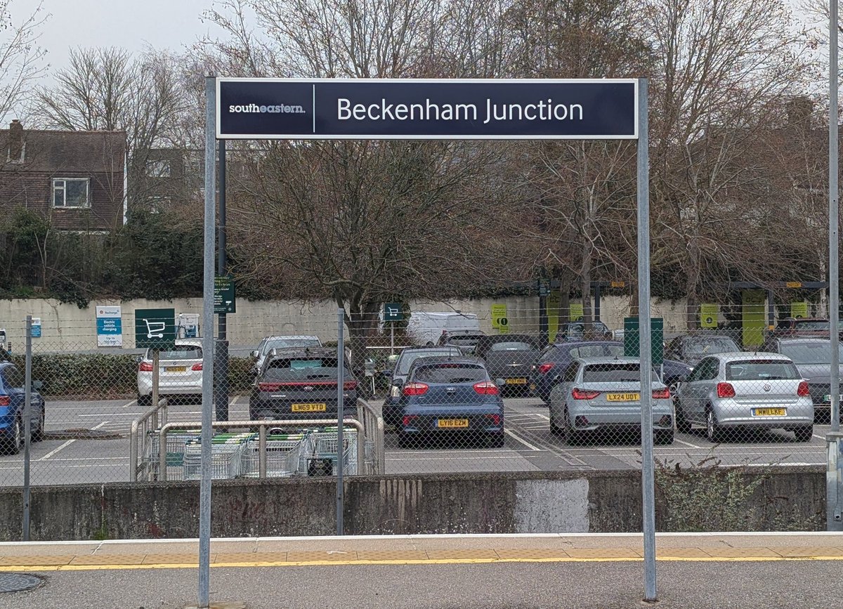 DownOnTheStour's tweet photo. Crystal Palace to Beckenham Junction ✅
After my distressing time being abandoned at Crystal Palace I've finally ticked off this route which parallels the Tramlink 🙌🤣
#DOTS #trainphotography #railwayphotography #networker #tramlink #crystalpalace https://t.co/nBSHqM6ipG