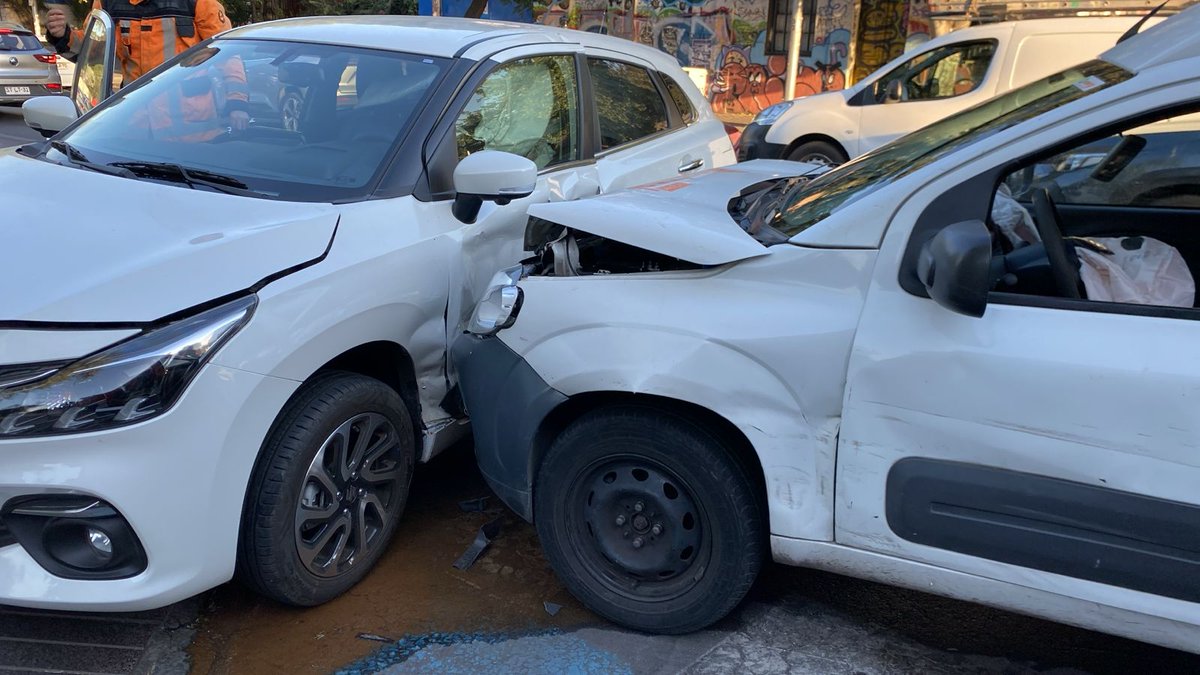 cbsantiago's tweet image. 🔴 AHORA: el Cuerpo de Bomberos de Santiago responde con RX-7 de @septimacbs y B-3 de @LaHeroicaCBS ante #choque de mediana intensidad, en Av. Manuel Antonio Matta y Madrid, en la comuna de #Santiago: una persona lesionada.
@Comandantecbs 
@Muni_Stgo