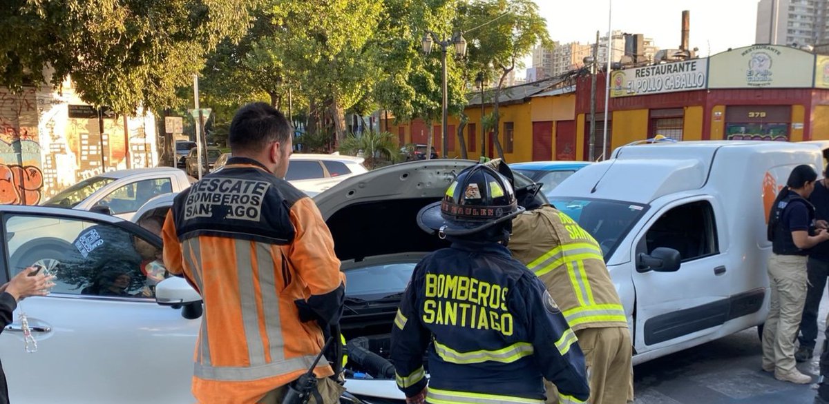 cbsantiago's tweet image. 🔴 AHORA: el Cuerpo de Bomberos de Santiago responde con RX-7 de @septimacbs y B-3 de @LaHeroicaCBS ante #choque de mediana intensidad, en Av. Manuel Antonio Matta y Madrid, en la comuna de #Santiago: una persona lesionada.
@Comandantecbs 
@Muni_Stgo