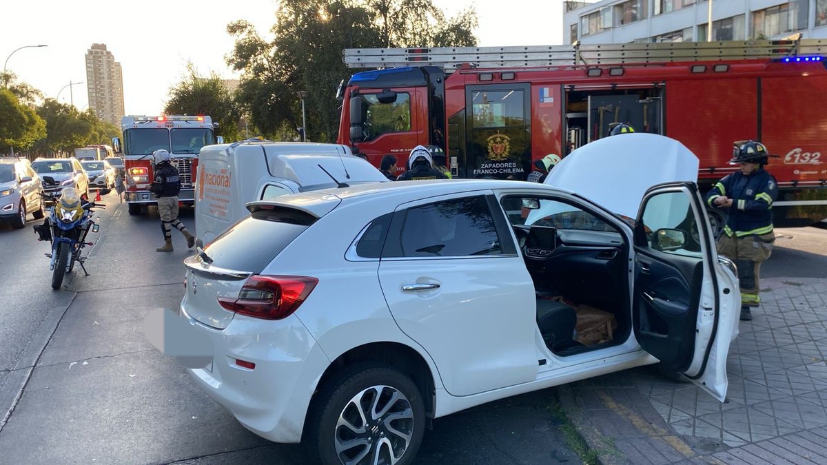 cbsantiago's tweet image. 🔴 AHORA: el Cuerpo de Bomberos de Santiago responde con RX-7 de @septimacbs y B-3 de @LaHeroicaCBS ante #choque de mediana intensidad, en Av. Manuel Antonio Matta y Madrid, en la comuna de #Santiago: una persona lesionada.
@Comandantecbs 
@Muni_Stgo
