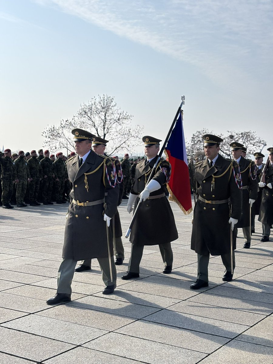 RKacinskas's tweet image. Děkujeme za vaši službu! 🇨🇿🤝🇱🇹
It was an honor to thank #Czech soldiers who served in #Lithuania as part of NATO’s battle group at today’s ceremony in #Prague welcoming home troops from foreign missions. 🇨🇿’s commitment to NATO’s Eastern Flank is a true testament to solidarity.