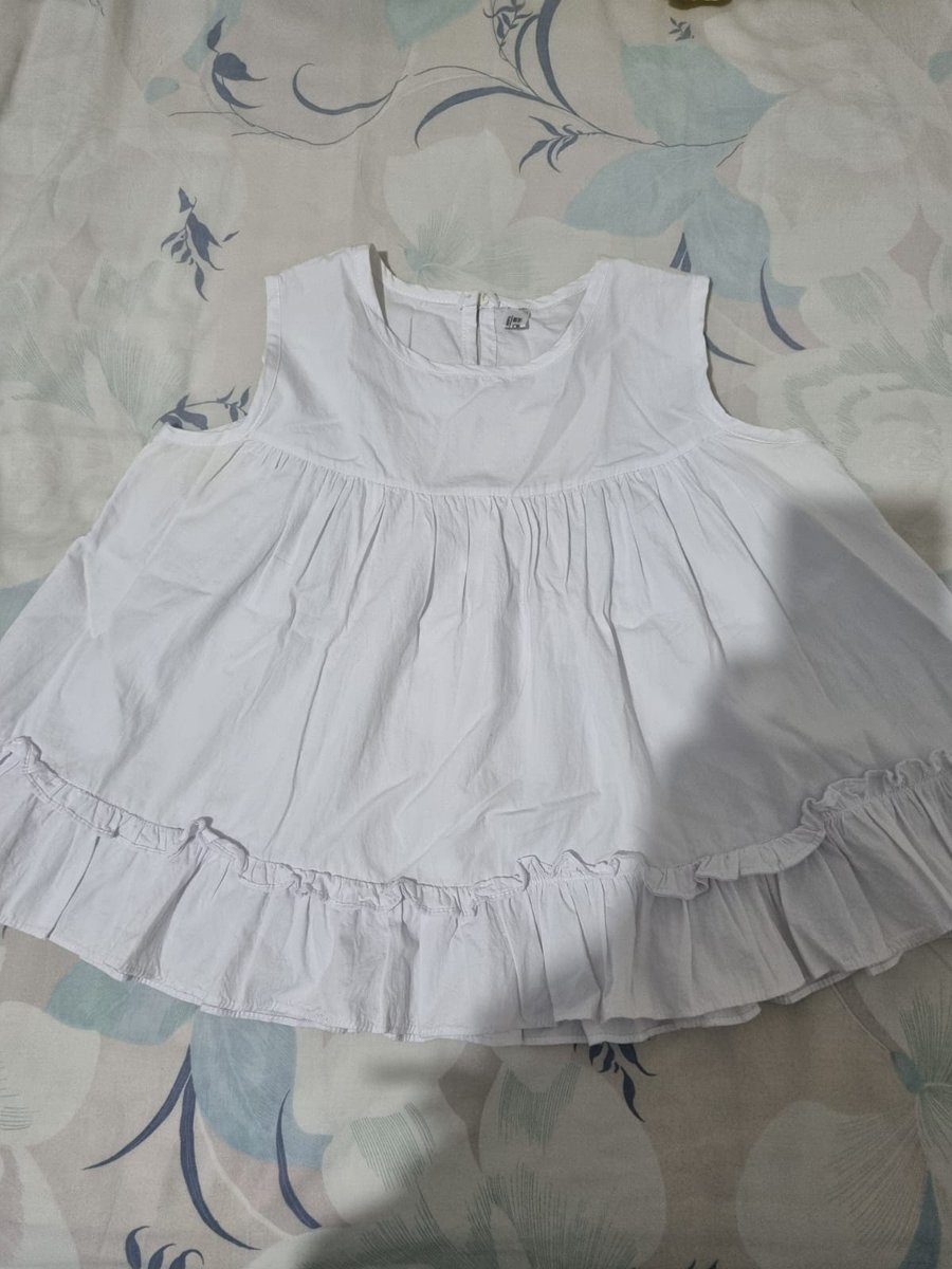 stoocp's tweet photo. wts preloved top/blouse sleeveless &amp; sabrina 

pic 1 : 30k
pic 2 : 30k
pic 3 : 35k
pic 4 : 35k

#zonauang #preloved https://t.co/hFQXDjWnu5