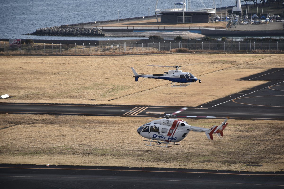 すれちがい』 ミッションを終えた空撮機と、これからフライトに向かう