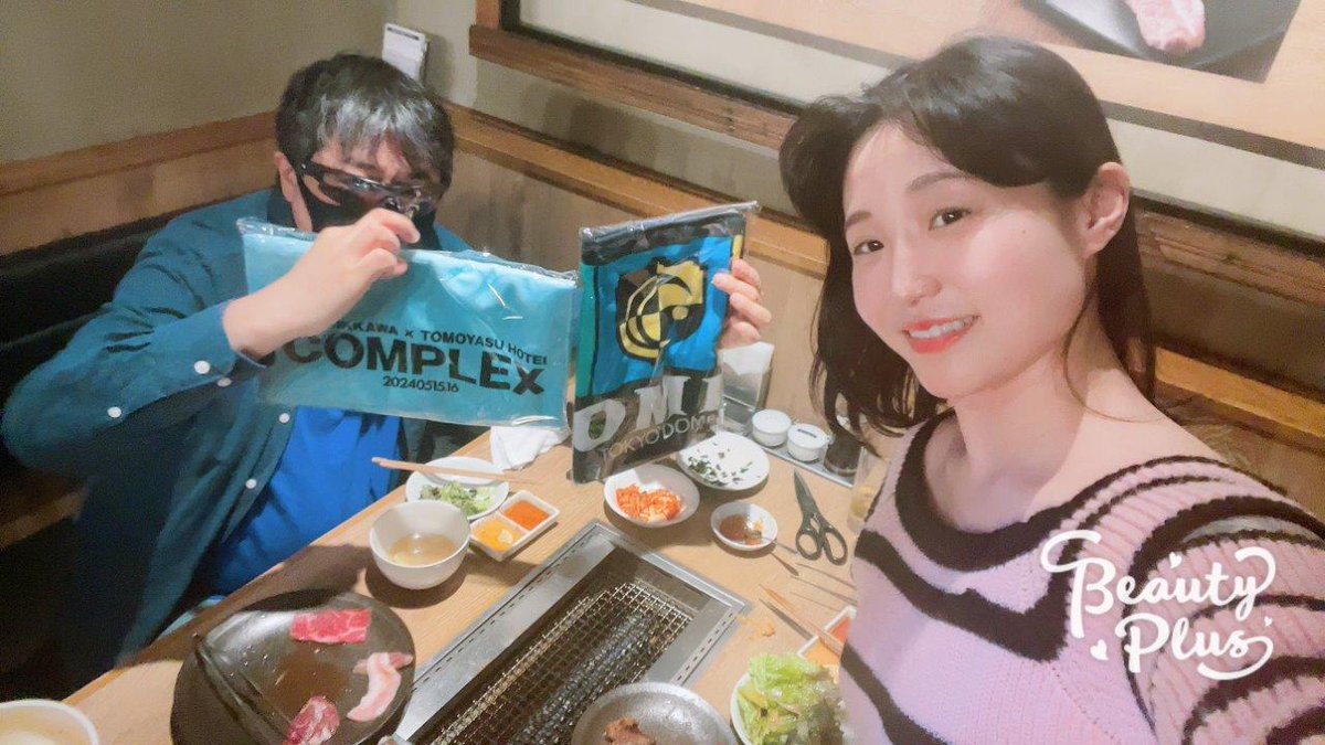 Ticket_T1's tweet image. COMPLEX　日本一心の5日後、5月20日に焼き肉店で撮影。
二見が手にしているフェイスタオルを見て、左がピースハート、右がエンブレム。
t-1.hatenablog.jp/entry/2026/02/…
#二見社長
#桜木かなこ
#COMPLEX
#吉川晃司
#布袋寅泰
#焼き肉店
#焼肉女子