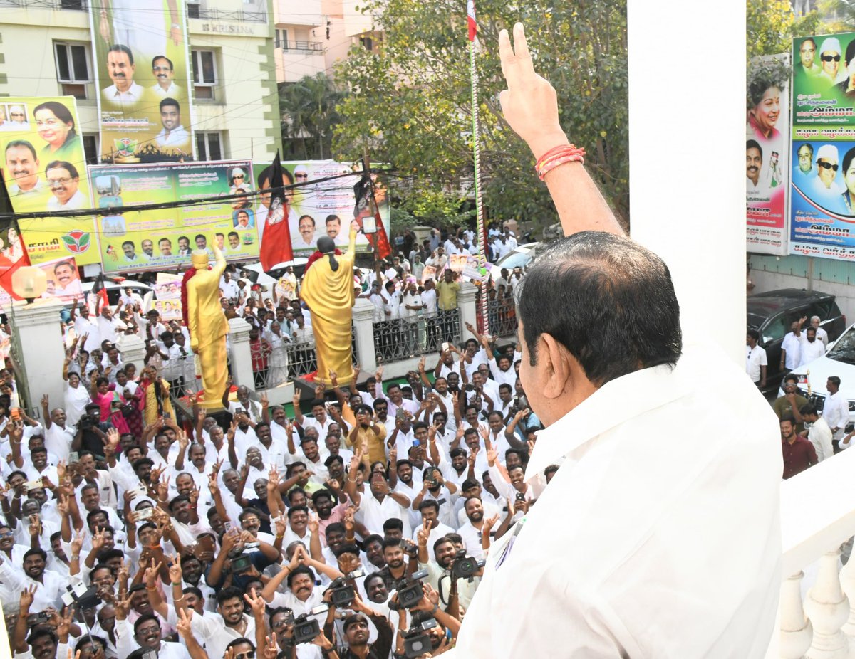 AIADMKOfficial's tweet photo. மாண்புமிகு கழகப் பொதுச்செயலாளர் புரட்சித் தமிழர் திரு. @EPSTamilNadu அவர்கள் தலைமையில், மாவட்டக் கழகச் செயலாளர்கள் ஆலோசனைக் கூட்டம், தலைமைக் கழகம் புரட்சித் தலைவர் எம்ஜிஆர் மாளிகையில் தொடங்கி நடைபெற்று வருகிறது.

#EPSfor2026 https://t.co/nP76OrlDT8