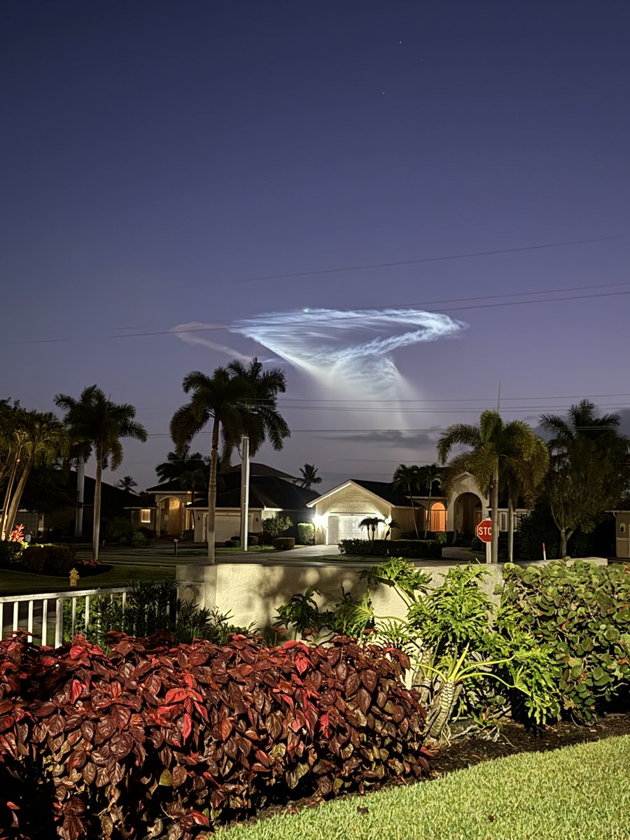JohnnyPMacD's tweet photo. @SpaceX  Falcon 9 Starlink 10-40 #spacejellyfish https://t.co/eVvhkxlaq6