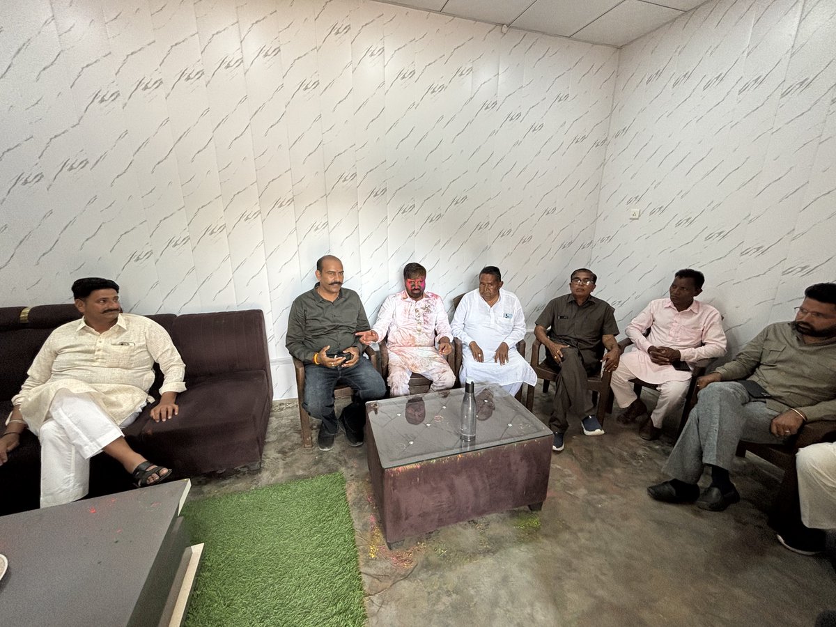 आज संगरिया विधायक अभिमन्यु पूनिया जी से शिष्टाचार भेंट हुई।

क्षेत्र के विकास और जनहित से जुड़े विषयों पर सार्थक चर्चा हुई।  <a href="/AbhimanyuP00NIA/">Abhimanyu Poonia</a> <a href="/SachinPilot/">Sachin Pilot</a>