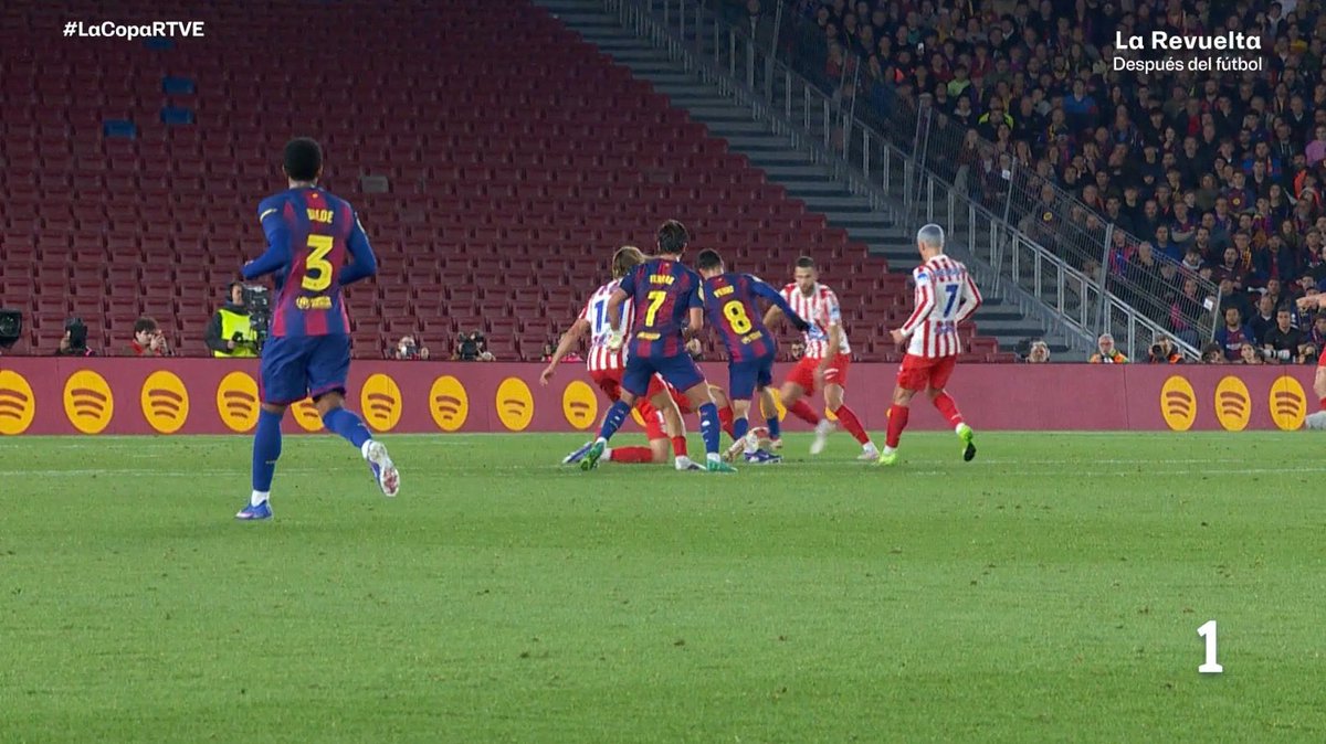 thundragd's tweet photo. @Uesugi_Enjoyer @zzzzalo @jleonmaricon @cruzrr_ @antoinecabra “esto deberia ser mano” y pones la foto mas ambigua que te has podido encontrar 😭, penalti mas que dudoso? gol en fuera de juego?? 😭😭😭 quejarse de aciertos es algo q solo le había visto a cierto sector, pero supongo que es la ciudad lo q os atonta https://t.co/d3uJt7WwAi