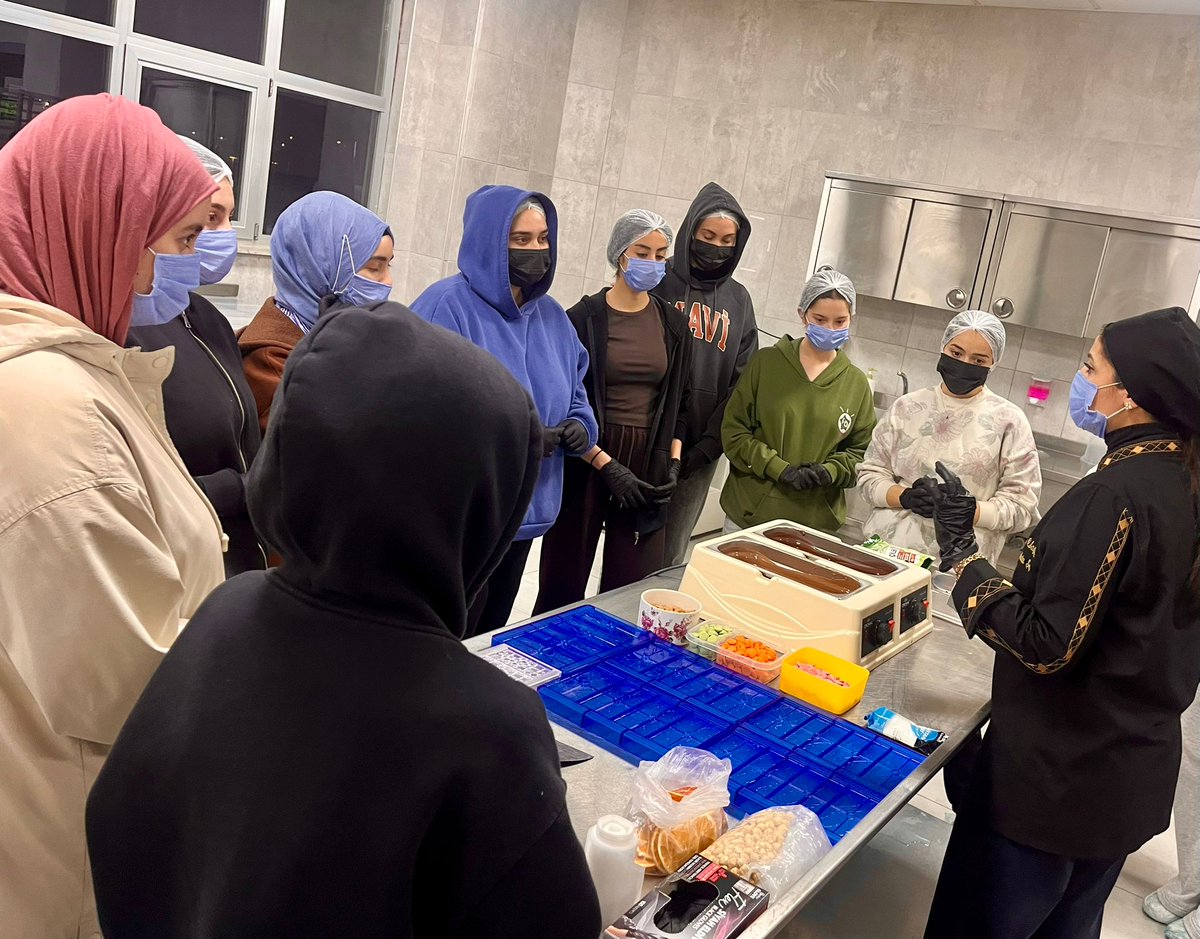 SamsunKYGM's tweet photo. Samsunlu Fatma Çavuş Yurdunda Peri Çikolata kurucu şefi önderliğinde gerçekleştirilen çikolata workshopta, öğrencilerimiz günlük telaştan uzaklaşıp tatlı bir mola verdiler. Eğlence, üretim, lezzet tek karede buluşt. Kendi el yapımı çikolatalarını hazırladılar.
#GSBYurtları https://t.co/kpfXugRtpO