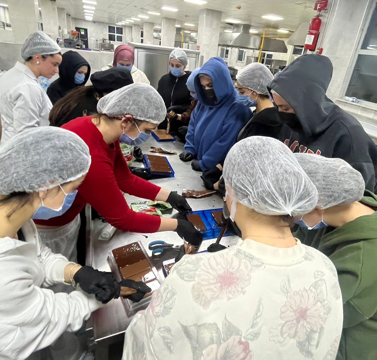 SamsunKYGM's tweet photo. Samsunlu Fatma Çavuş Yurdunda Peri Çikolata kurucu şefi önderliğinde gerçekleştirilen çikolata workshopta, öğrencilerimiz günlük telaştan uzaklaşıp tatlı bir mola verdiler. Eğlence, üretim, lezzet tek karede buluşt. Kendi el yapımı çikolatalarını hazırladılar.
#GSBYurtları https://t.co/kpfXugRtpO