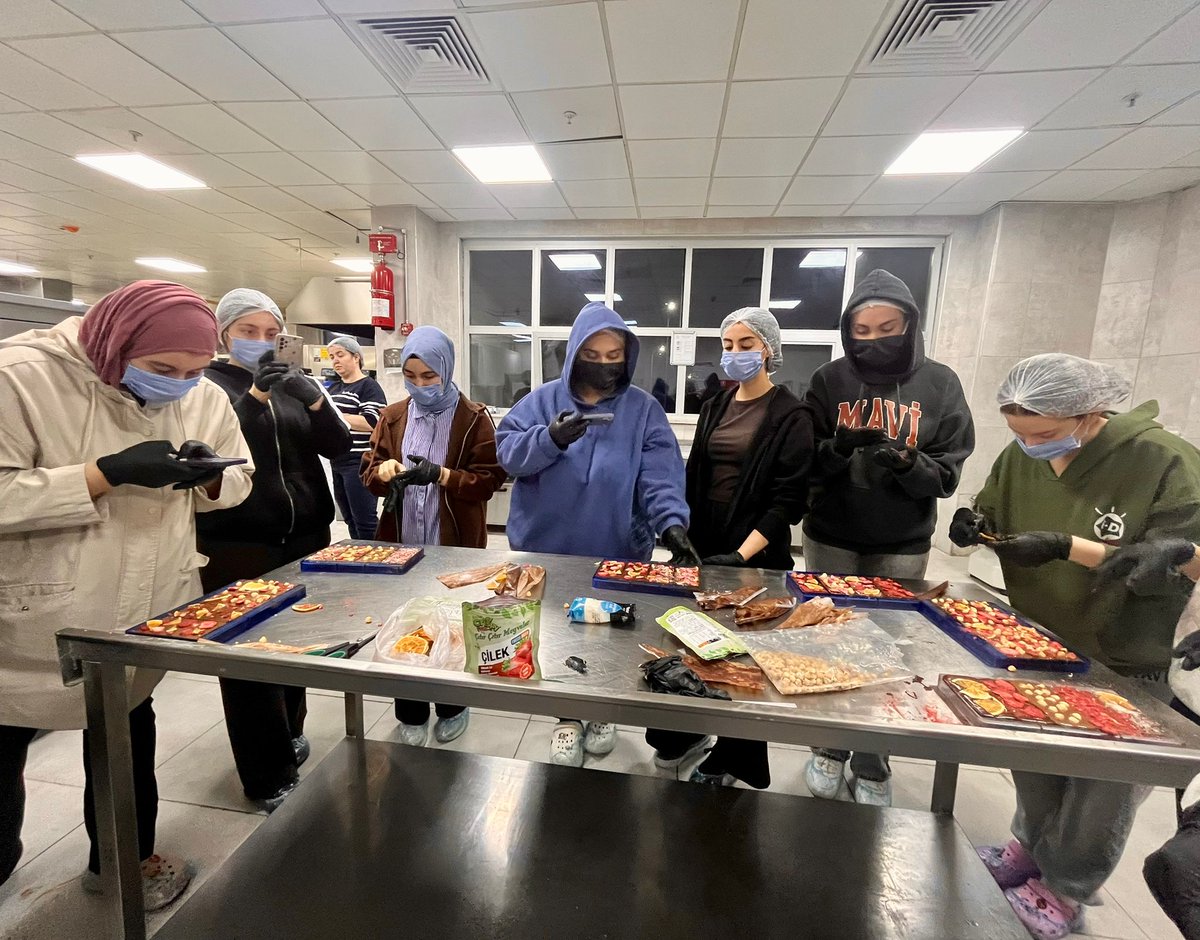 SamsunKYGM's tweet photo. Samsunlu Fatma Çavuş Yurdunda Peri Çikolata kurucu şefi önderliğinde gerçekleştirilen çikolata workshopta, öğrencilerimiz günlük telaştan uzaklaşıp tatlı bir mola verdiler. Eğlence, üretim, lezzet tek karede buluşt. Kendi el yapımı çikolatalarını hazırladılar.
#GSBYurtları https://t.co/kpfXugRtpO