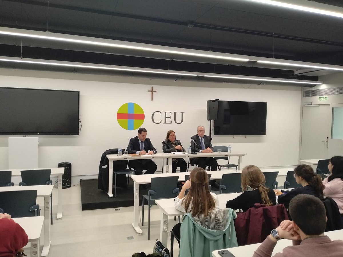 ComisionIsabel's tweet photo. Doña Lidia Jiménez, directora general de Cruzadas de Santa María, hoy en el Seminario Permanente Isabel la Católica de @CeuAyala @ComisionIsabel https://t.co/ZDNgy0YOD3