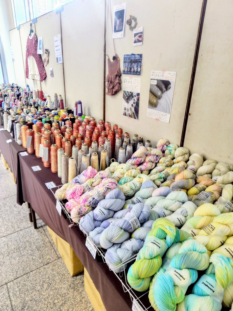knittingbird_os's tweet photo. この度、3月6日〜18日まで大塚屋 岐阜店さん@otsukayanetshop でPOP UPを開催させていただくことになりました❗️

名古屋 車道本店、大阪 江坂店にも店舗がありますが、ご縁があり岐阜店での開催です👍🏻

新しい土地で、ニッティングバードの毛糸を手に取っていただける機会をいただけたことを、とても嬉しく思っております。

お近くの方はぜひこの機会にお立ち寄りいただけましたら幸いです🙇

※期間中、ニッティングバードのスタッフは常駐しておりません。あらかじめご了承ください。

🧶【商品ラインナップ】

・一期一会糸 100g
・靴下専用一期一会糸 100g
・工業糸小巻
・あたかも 40g／100g巻
（ゴールド／シルバー／ブロンズ／ピンクゴールド／ホワイトゴールド／プラチナ）
・あたかも小粋 25g
（ゴールド／シルバー／ブロンズ／ブラック／ホワイトゴールド／プラチナ）
・手染め糸またね 100g かせ

📄【パターン配布】

・きほんの靴下
・○△アクセサリー
・あたかもチュチュバッグ
・かぎ針で編むまっすぐセーター

📍【イベント詳細】

会期：2026年3月6日(金)〜3月18日(水)　*12日（木）は定休日です
※終了日は変更になる場合がございます
営業時間：10:00〜18:30(木曜定休)
場所：大塚屋 岐阜店　1F正面玄関特設会場