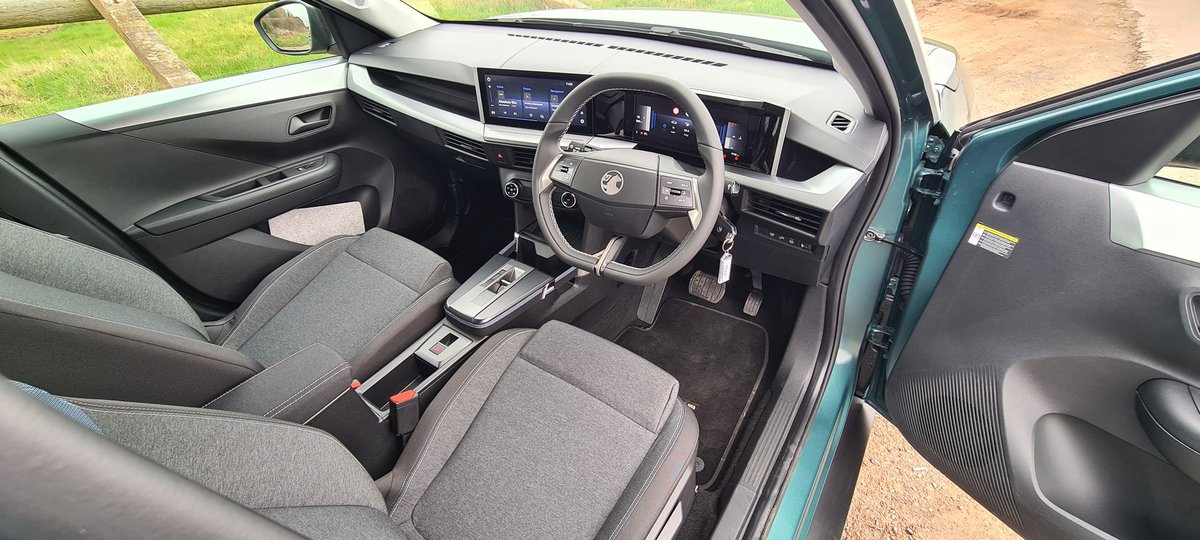 MttRbnsn's tweet image. Back in the world of ICE (ice, baby!) for the week ahead, with this appealingly specced @VauxhallPR #Frontera #Hybrid 145. It's around £27,415 in this trim, which includes #Khaki #Green paint (£650) and the £400 Design Styling Pack that equips a white roof and 16in steelies. 👌