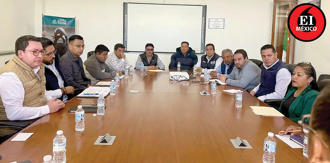 ElInformanteMX's tweet photo. @miguelarponce fortalece #ServiciosPúblicos y #prevención de #inundaciones en #Lerma
Se llevaron a cabo #reuniones con integrantes de #OPDAPAS y #ObrasPúblicas para garantizar #atención ante la próxima #TemporadaDeLluvias.
Tag: @LermaMex
https://t.co/k36Hx9U9fZ https://t.co/MjQwIVn18X