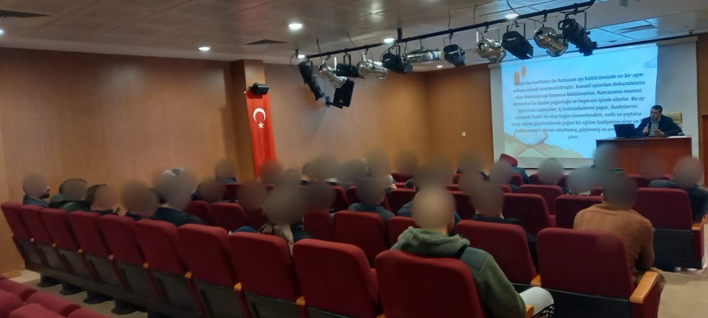 Çankırı Dentimli Serbestlik Müdürlüğü konferans salonunda kurum manevi rehberi Ruhi İPEK tarafından "RAMAZAN ve ORUÇ"konulu seminer verilmiştir.