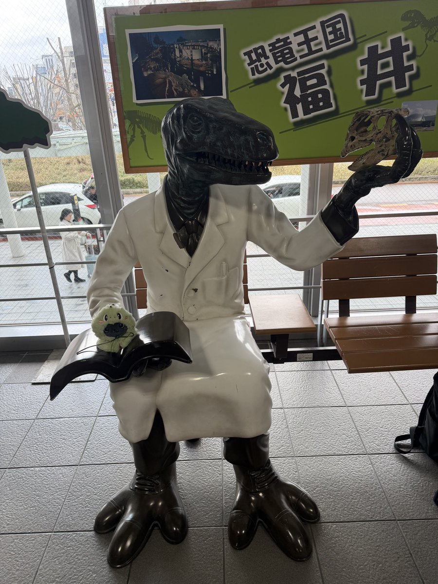 onlyRIKUya's tweet photo. 후쿠이투어🦖&amp;쿠리투어🖤 (타래로!!)

📍후쿠이역

나오자마자 공룡이 반겨줘서 기분 좋아 달려가 쿠리들이랑 한컷ㅎㅎ 쿠리공룡 옷이랑 완전
찰떡이잖아~!!🦖 https://t.co/koPVU2UzZo