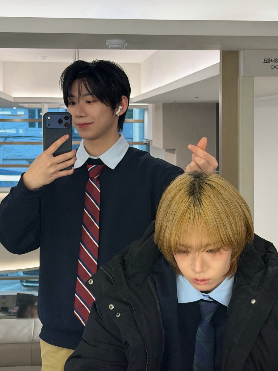 itsmjlee's tweet photo. SHUAIHAN!!! Hani really loves taking selfies without Shuaibo knowing 😭 https://t.co/39CLzZ7hVa