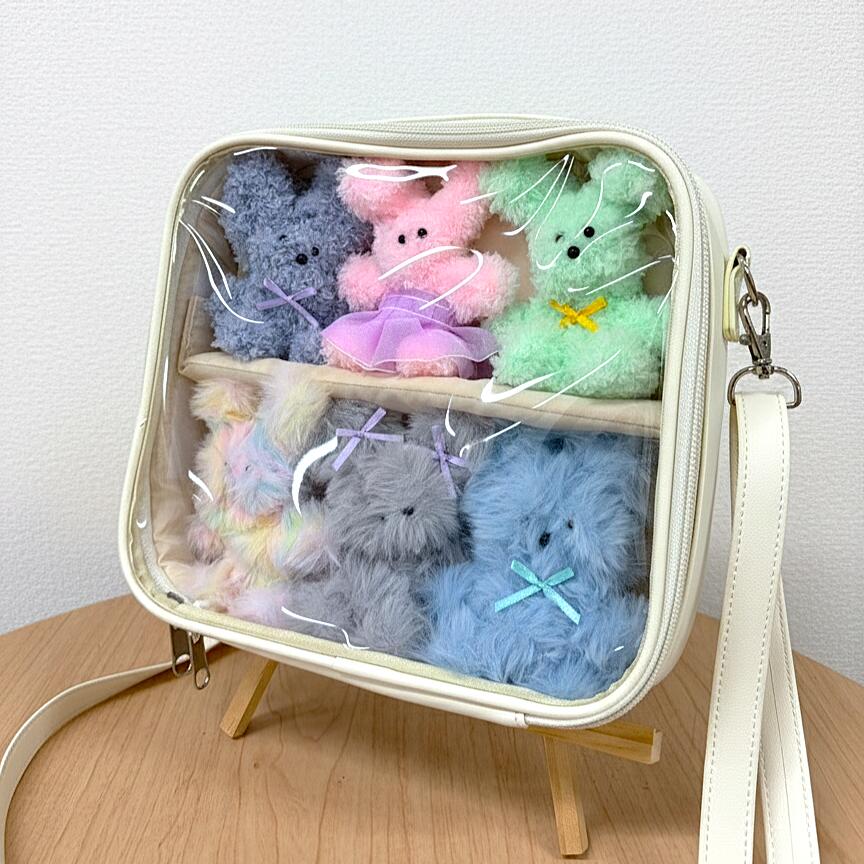 otaINF0's tweet photo. 『みんなでおでかけぬいバッグ』

10cmのぬいぐるみを最大6体並べて収納できる設計です！
中には可動式の仕切りがあるので、持ち物やぬいぐるみのサイズに合わせて自由にレイアウトできます✨
https://t.co/ppH7n03kuf
https://t.co/zHwI7uy23Q
