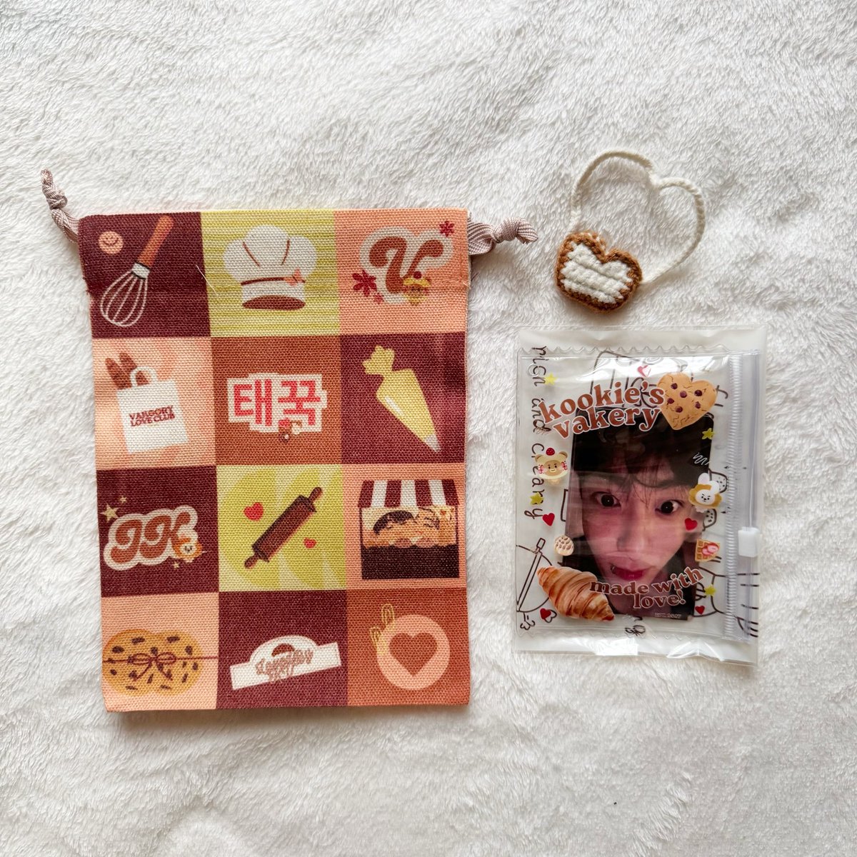 lovedbykv's tweet photo. Kookie’s Vakery Extras 🧺 

Shoppers Bag (3) - ₱200 each
Doll Pouch (4) - ₱180 each
- Specify if with ring or none.
Keyring (2) - ₱100 each
Cable Protectors (4) - 120 each
Bread bag (1) - ₱20
Made with Love PoCaHol (1) - ₱180
Cloth Pouch (1) - ₱100

PAYO. Reply to claim! ☺️ https://t.co/59ATaoK8il