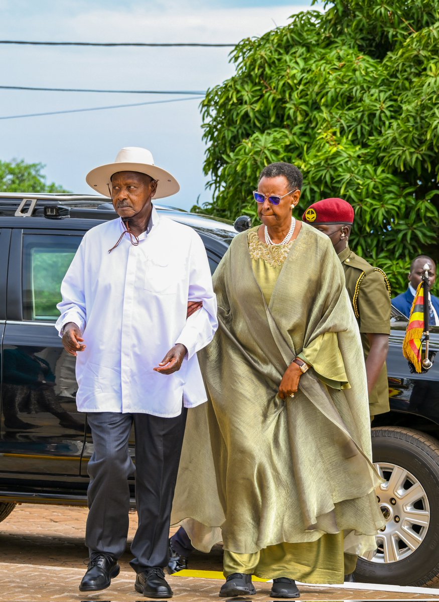 StateHouseUg's tweet photo. 15th Annual @MODVA_UPDF Tarehe Sita Thanksgiving Moments.

📍 Ministry of Defence Headquarters, Mbuya
📃 Tarehe Sita Thanksgiving Breakfast

H.E. the President and Commander-in-Chief, accompanied by the First Lady, joined UPDF leadership, officers and men, and invited guests in prayer and gratitude.
