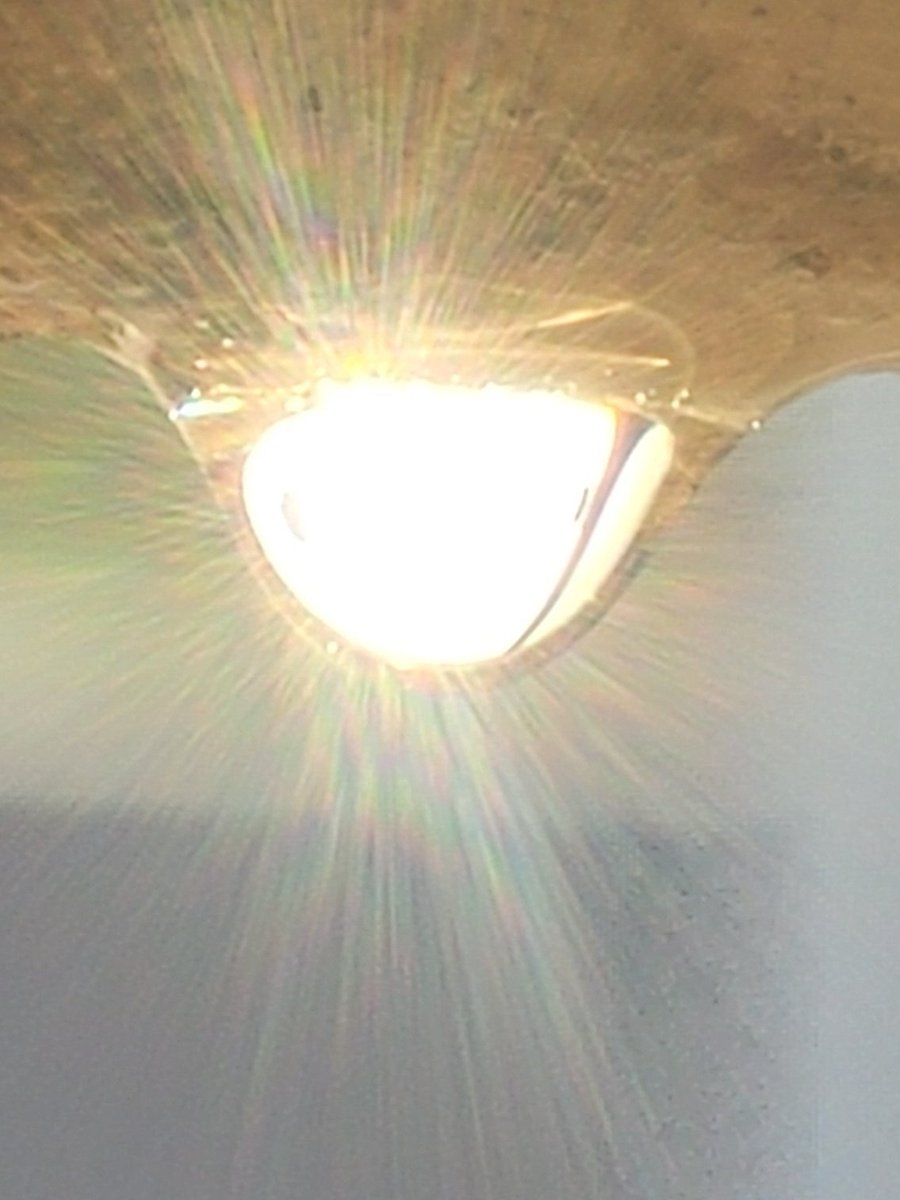 manjula2001's tweet photo. #NatureBeauty #Sparklingwater #water #NatureIsAmazing #lighting A glistening drop of water, sparkling like a diamond 💎 ✨️ https://t.co/bcWKk6a5ZB