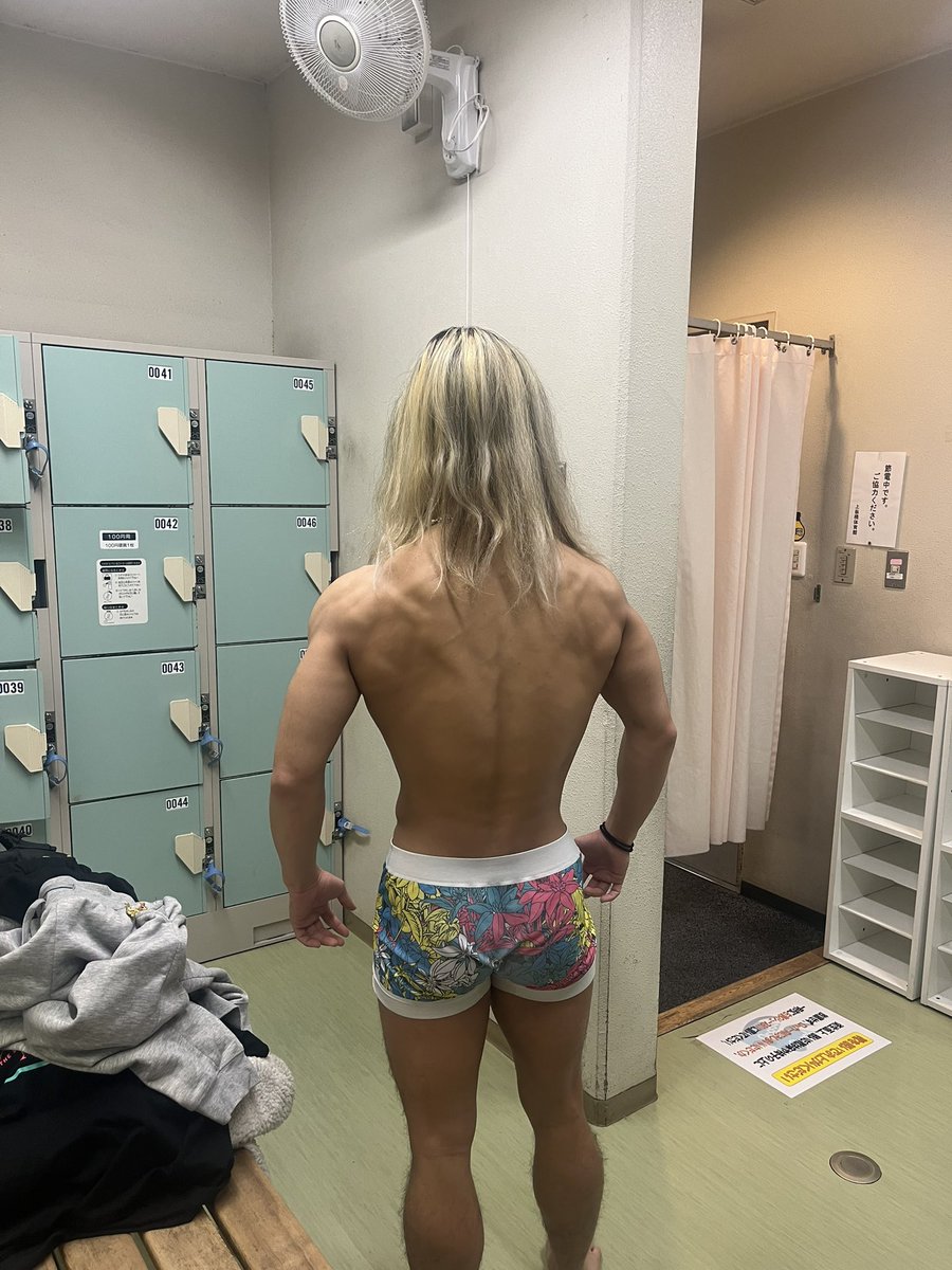 mmajanjan's tweet photo. 黒ギャルサーファー通ります🏄
長髪純也をご愛玩の皆様に一言
見納めです https://t.co/chqzXTyex2