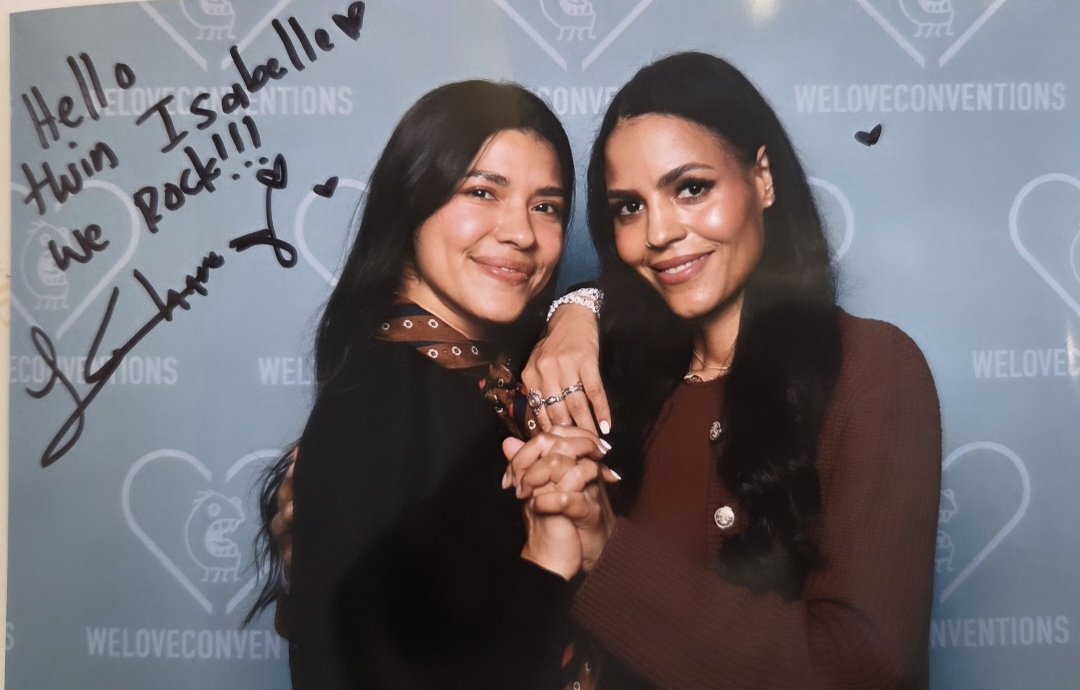somekindofbelle's tweet photo. This moment still makes me smile. She was so kind and sweet! ✨️ Lisseth Chavez 🫶🏽🤍 #THEROOKIE #celinajuarez #germanrookiecon https://t.co/ryYCrs939S