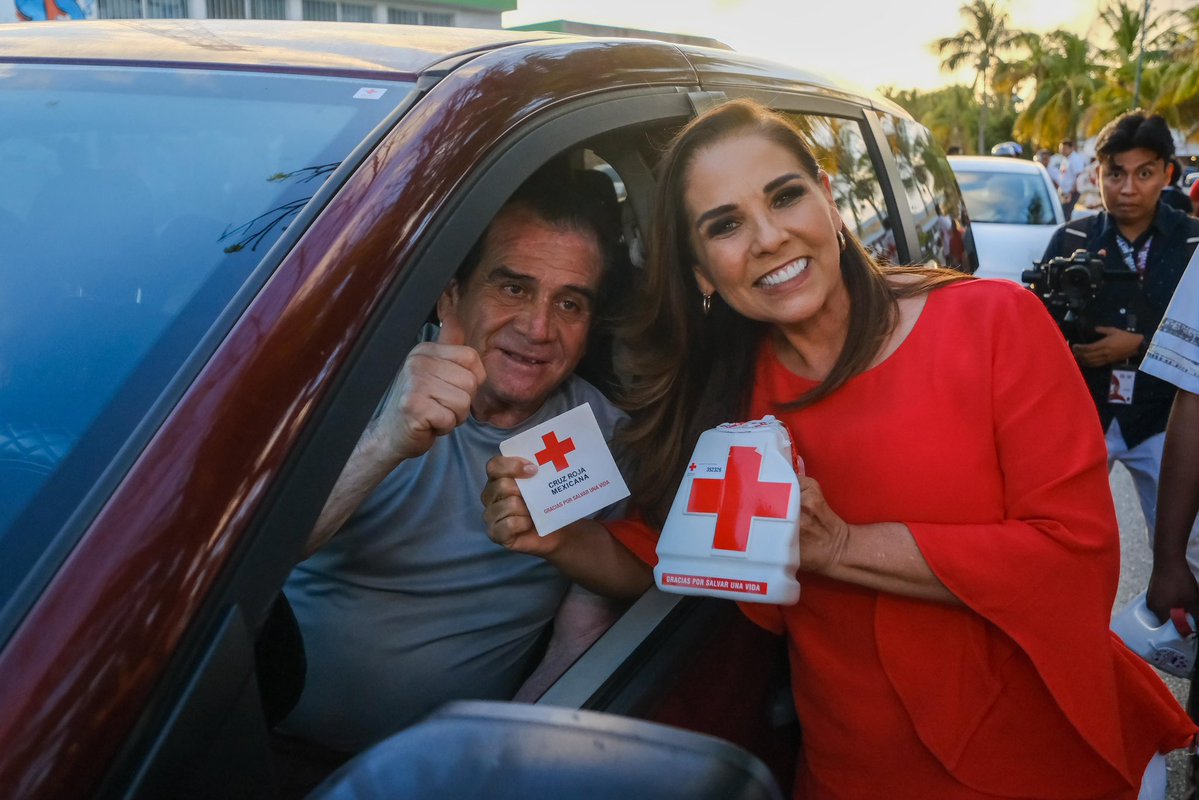 Hoy más que nunca los necesitamos para seguir salvando vidas.❤️‍🩹
Iniciamos en Cancún la Colecta Nacional 2026 de la Cruz Roja Mexicana 🚑. Cada peso que donamos se convierte en gasolina para una ambulancia, en equipo médico, en manos que llegan a tiempo cuando más se necesitan.