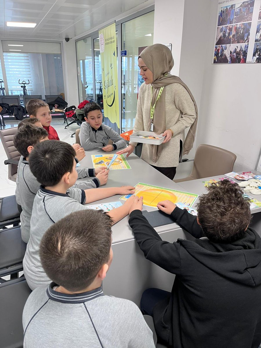 RizeMem53's tweet photo. 📍 Gündoğdu Su Sporları Tesisleri

✅ 4 Mart Dünya Obezite Günü kapsamında öğrencilerimiz, sağlıklı yaşam bilinci kazanmak ve fiziksel aktivitenin önemini yerinde deneyimlemek amacıyla Gündoğdu Su Sporları Tesislerini ziyaret etti.

🚣‍♂️ Program çerçevesinde öğrencilerimiz, kürek sporu başta olmak üzere su sporları hakkında bilgi alarak uygulamalı etkinliklere katıldı. Fiziksel aktivitenin obeziteyle mücadeledeki rolüne dikkat çekilen etkinlikte, hareketli yaşamın önemi vurgulandı.

💪 Uzman eğitmenler eşliğinde gerçekleştirilen etkinlikte öğrencilerimiz hem spor yaptı hem de sağlıklı beslenme ve aktif yaşam konusunda bilinç kazandı.
@tcmeb @Yusuf__Tekin @RizeVali @akmeseibrahim