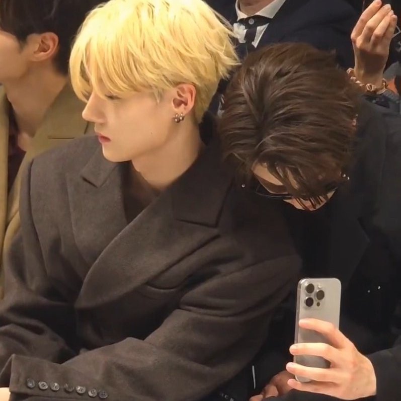 reowonist's tweet photo. #ThreatenedByLeowon #LeowonIsReal #LeowonNeverDies #LeoIsSangwonsFavoritePerson #LeowonInTheCityOfLove #MatchingJacketsInParis https://t.co/YEWcDQHEYR