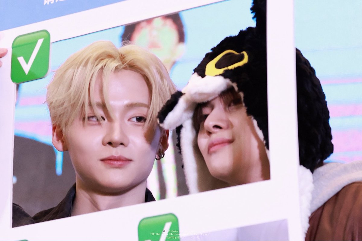 reowonist's tweet photo. #ThreatenedByLeowon #LeowonIsReal #LeowonNeverDies #LeoIsSangwonsFavoritePerson #LeowonInTheCityOfLove #MatchingJacketsInParis https://t.co/YEWcDQHEYR