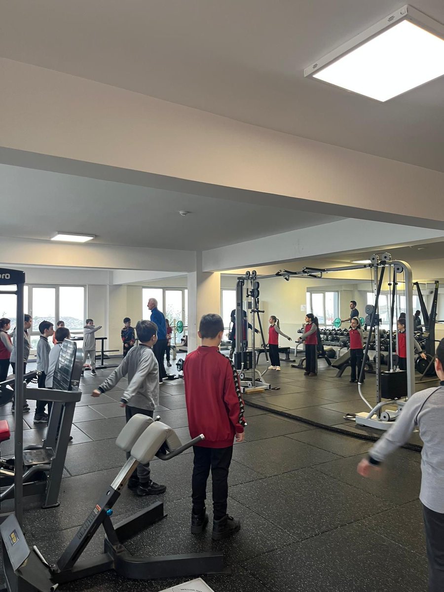 RizeMem53's tweet photo. 📍 Gündoğdu Su Sporları Tesisleri

✅ 4 Mart Dünya Obezite Günü kapsamında öğrencilerimiz, sağlıklı yaşam bilinci kazanmak ve fiziksel aktivitenin önemini yerinde deneyimlemek amacıyla Gündoğdu Su Sporları Tesislerini ziyaret etti.

🚣‍♂️ Program çerçevesinde öğrencilerimiz, kürek sporu başta olmak üzere su sporları hakkında bilgi alarak uygulamalı etkinliklere katıldı. Fiziksel aktivitenin obeziteyle mücadeledeki rolüne dikkat çekilen etkinlikte, hareketli yaşamın önemi vurgulandı.

💪 Uzman eğitmenler eşliğinde gerçekleştirilen etkinlikte öğrencilerimiz hem spor yaptı hem de sağlıklı beslenme ve aktif yaşam konusunda bilinç kazandı.
@tcmeb @Yusuf__Tekin @RizeVali @akmeseibrahim