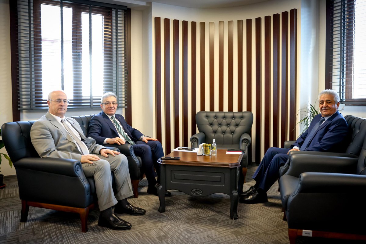 🤝 Rektörümüzden İzmir Müftülüğüne Ziyaret

Rektörümüz Prof. Dr. Bayram Yılmaz, Rektör Yardımcımızla birlikte, yakın zamanda görevine başlayan İzmir Müftüsü Dr. Mevlüt Haliloğlu’na “hayırlı olsun” ziyaretinde bulundu.

Dokuz Eylül Üniversitesinde hem lisans hem de doktora