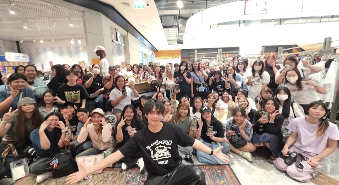 ผ่านเรื่องราวมาด้วยกันมากมาย ทั้งวันที่สดใสและวันที่ต้องฝ่าพายุ ทั้งรอยยิ้ม เสียงหัวเราะและน้ำตา พวกเราก็ยังเลือกจะอยู่ตรงนี้อยู่เป็นบียัวร์เลิฟของบิว อยู่ด้วยกันอีกนาน ๆ เลยนะอยู่เป็นกำลังใจให้บิว รอดูความสำเร็จบิวด้วยกันเนอะ 💙

#5yrsBYLxBuild 
ALWAYS LUVE BUILD
<a href="/JakeB4rever/">BIU.</a>