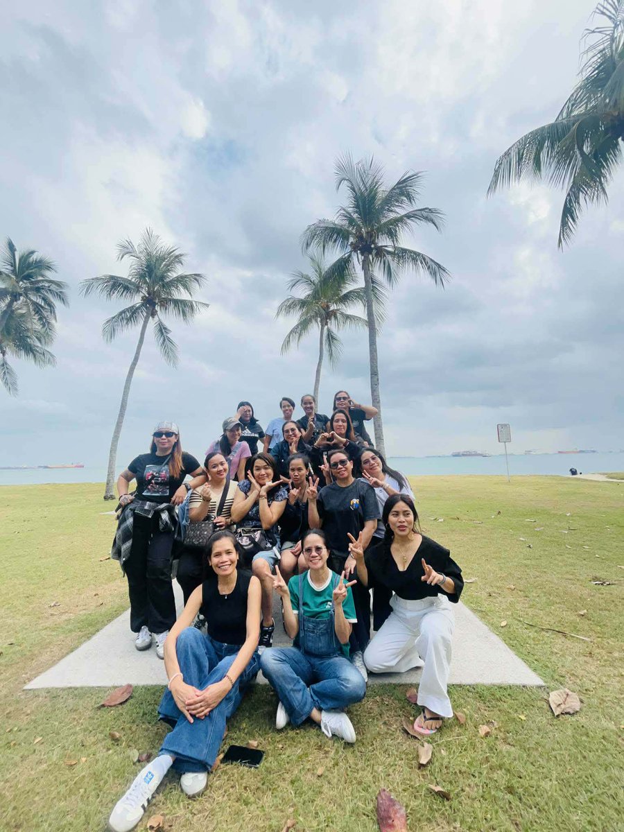 Mga kapsikol..available pa din ang SILVER at GOLD..kong nag aalangan kayong pumunta dahil mag isa kayo..naku..magtiwala kayo sa fandom na to..like sa pic na yan..pumunta nang mag isa..nagkakilala..nagclick..ngayon naging tropa..soldout na natin to mga kaps🫶

<a href="/SB19Official/">SB19 Official</a> #SB19