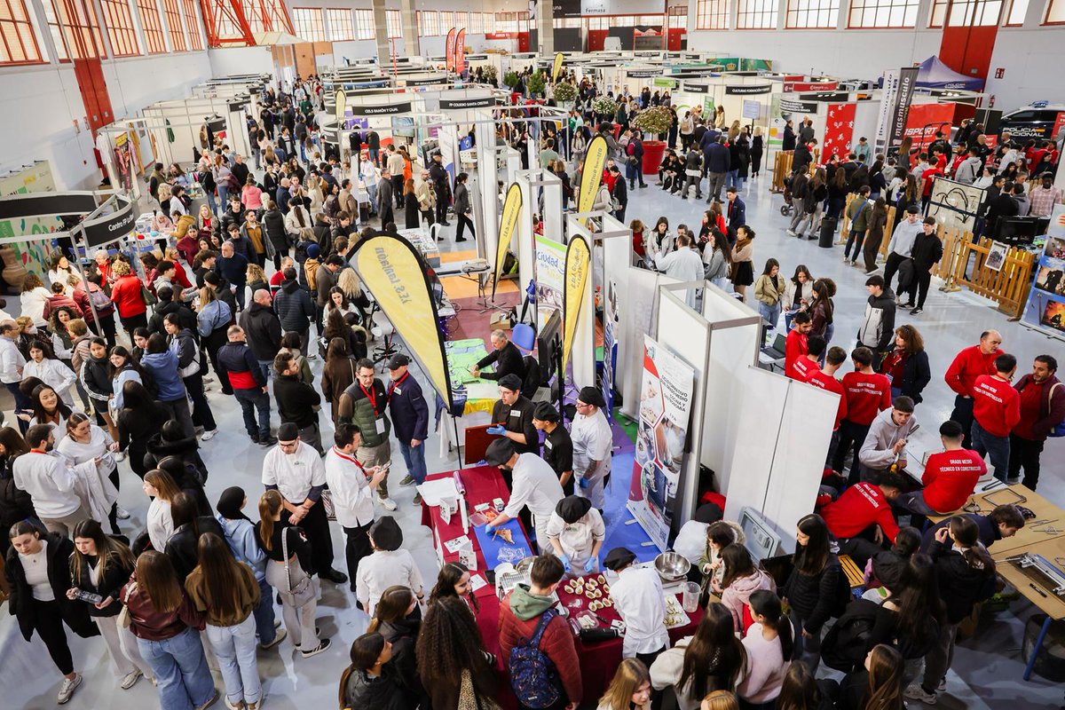 FERMASA_GRANADA's tweet photo. Con presencia de las principales autoridades se ha inaugurado en #Fermasa la Feria #Fórmate.
¡Muy buen ambiente! Con talleres, ponencias y charlas que ayudarán a orientar el futuro profesional de estudiantes y personas en paro.
Horario de hoy hasta las 18.30 h. https://t.co/XtDLCm051U
