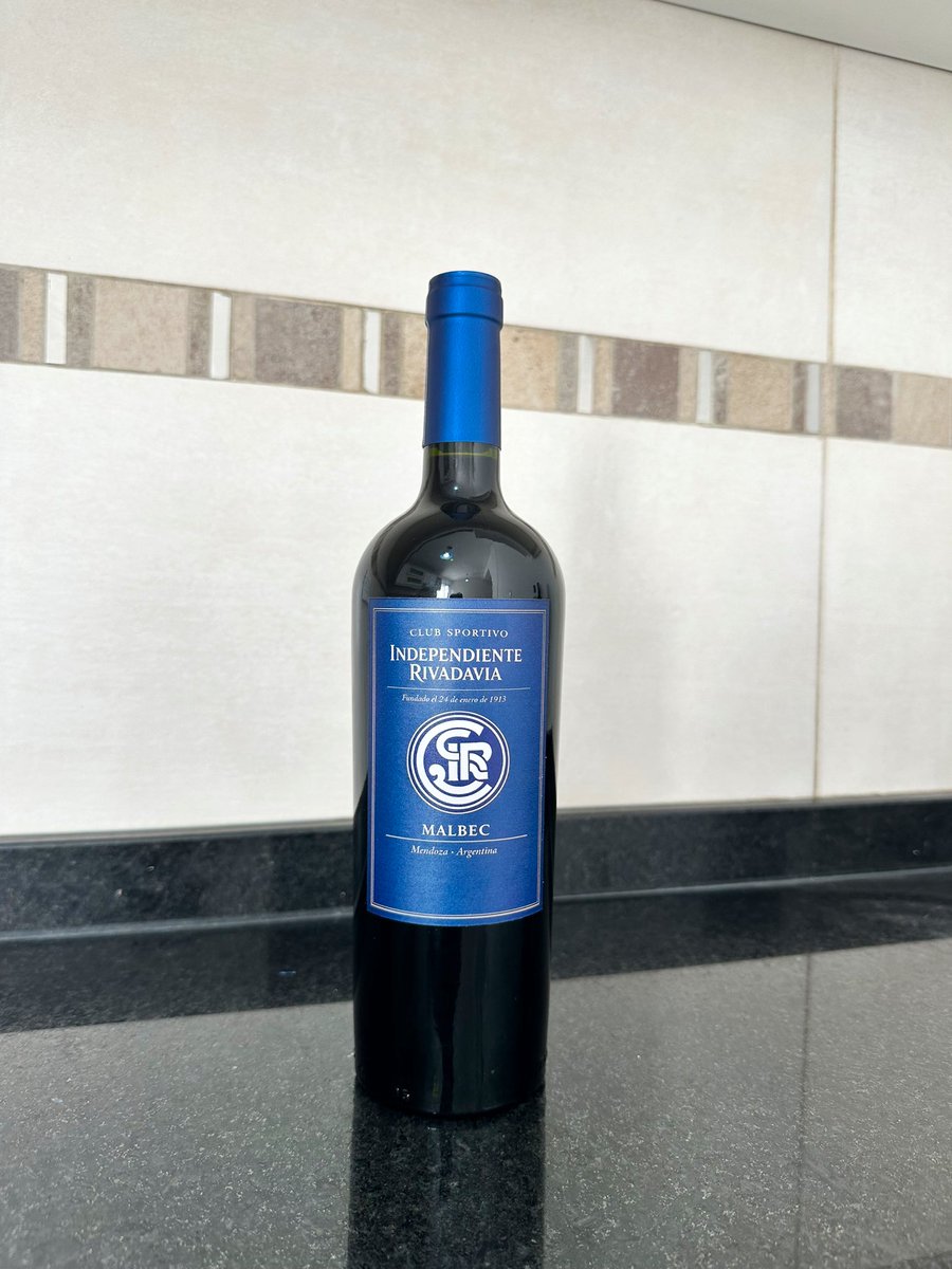 vinoleproso's tweet photo. Está para cortar la semana hoy, con un buen vino leproso 💙 https://t.co/sicpAgVKO3