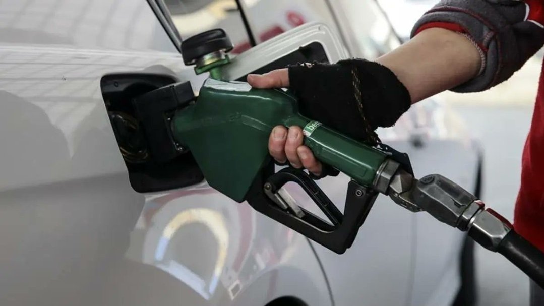 7 TL lik zam infial olduğu için ertelendiği duyurulmuştu, herkes çok sevinmişti ve bu kadar sevinme size çok deyip,

Yarın motorine 12,45 TL, benzine 3,68 TL zam geliyor. Tarihte böyle bir zam yok.

Hürbüz boğazı iran israil dubai bayreyn incirlik üssü dünya savaşı