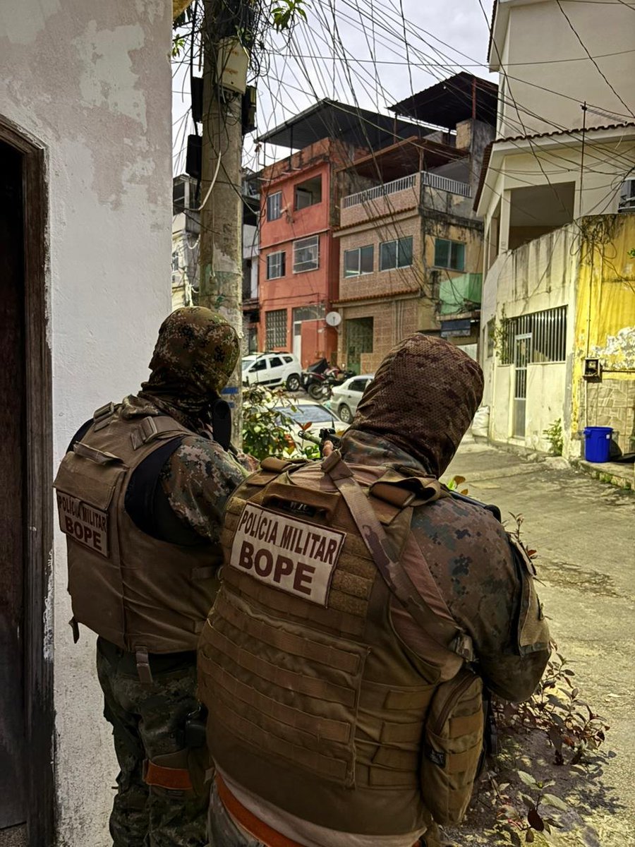 Desde as primeiras horas desta quarta-feira (4/3), policiais militares do #BOPE, das unidades subordinadas ao #COE e do #22BPM atuam no Complexo da Maré. Até o momento, dois suspeitos foram detidos e dois fuzis apreendidos.