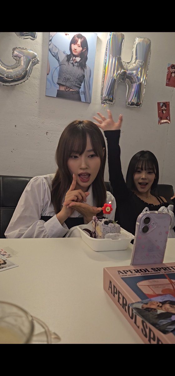 생일카페 잘 마무리 되었습니다!
금희와 시현이가 방문했습니다!! 
올해도 즐거웠고 내년에도 진행하면 잘 부탁드립니다 :)

*금희 사인 추가!!