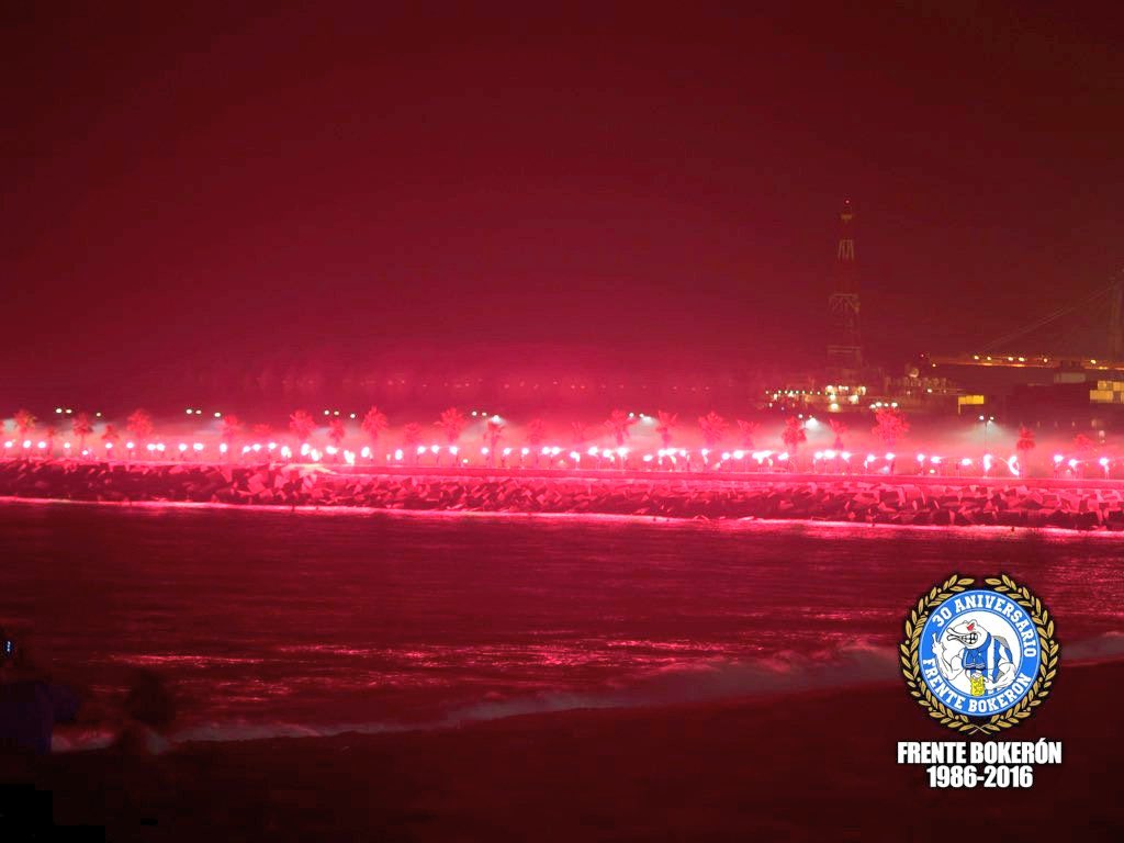 UltrasPresent's tweet photo. Frente Bokeron 🔵⚪️ iluminando el puerto de Málaga en la celebración de su 30 Aniversario.

(2016) https://t.co/GpoFq6yoqu