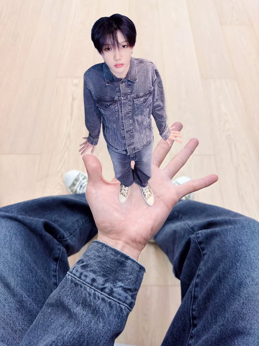 볼말랑해보여서 좋음 근데 밑으로 보이는 ㅈㄴ긴다리가  더 좋은느낌을 줌