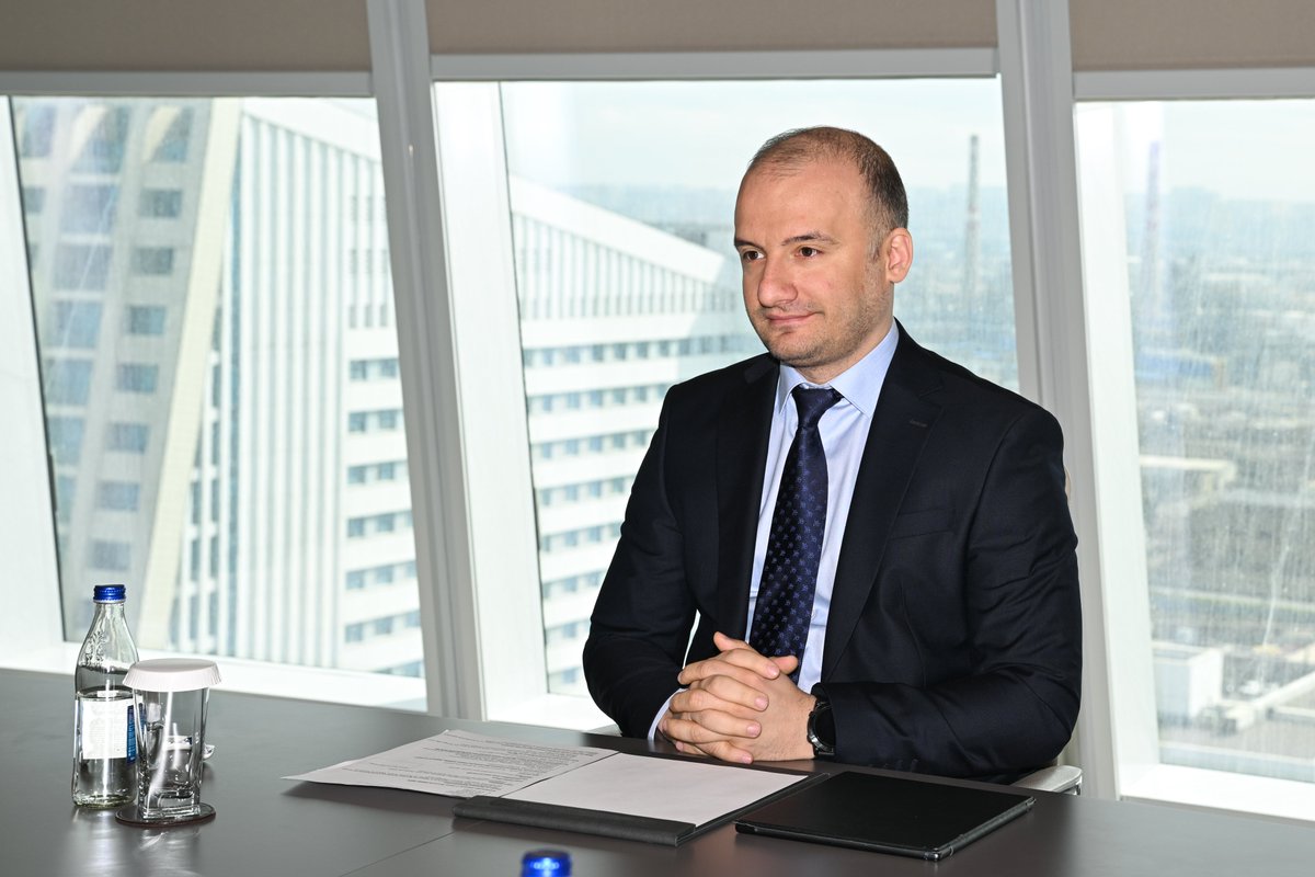 İqtisadiyyat naziri Mikayıl Cabbarov (<a href="/MikayilJabbarov/">Mikayil Jabbarov</a>) dördüncü “Yüksəliş” (<a href="/yukselish_az/">Yüksəliş Müsabiqəsi</a>) müsabiqəsinin qalibləri Toğrul Yaqublu və Təbriz Əmmayevlə Mentorluq proqramı çərçivəsində görüşlər keçirib.

Ətraflı - shorturl.az/jyGbw

#EconomyAz